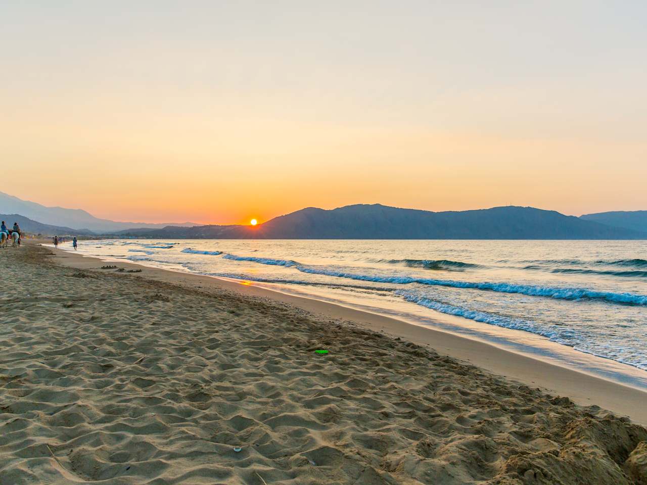 Ein Sandstrand bei Sonnenuntergang